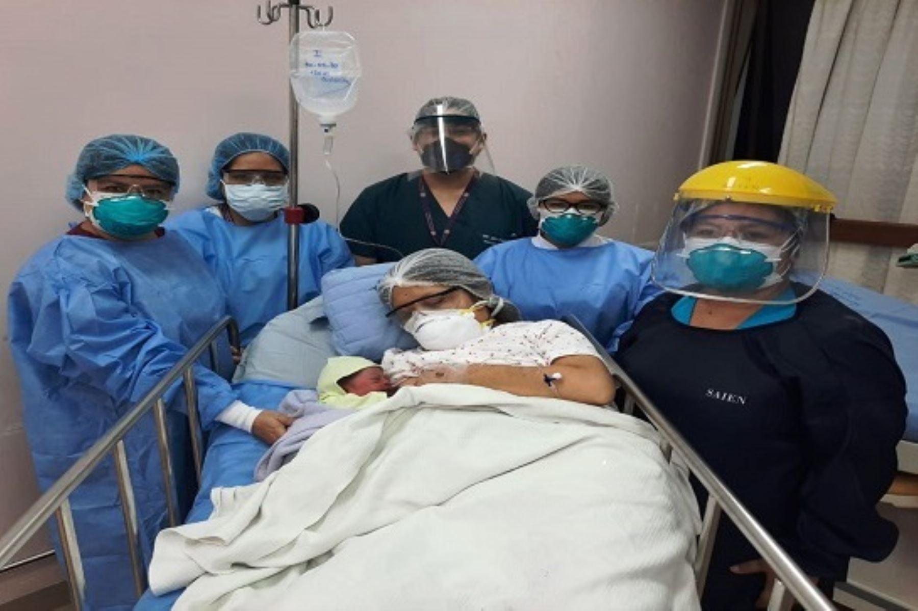 ICA: madre con COVID-19 da a luz a bebé prematuro sano