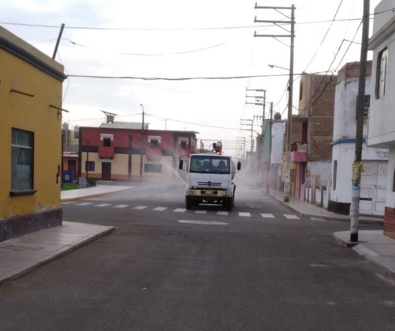 Desinfectan calles en Víctor Larco