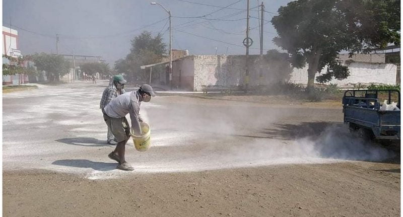 Chepén: Vecinos limpian las calles con cal para protegerse del coronavirus