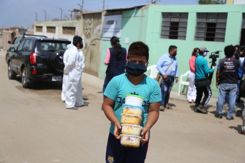 Pobladores vulnerables de El Porvenir reciben almuerzos gracias a alianza entre municipio y GRLL