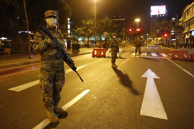 Ministro de Defensa propondrá que toque de queda permanesca hasta fin de año