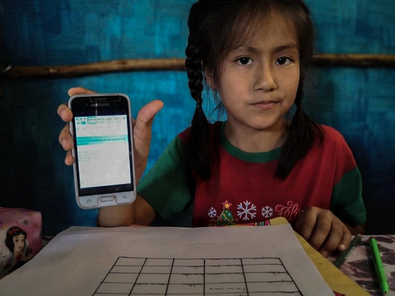 Tres niñas estudian desde un solo celular con la pantalla rota en La Esperanza
