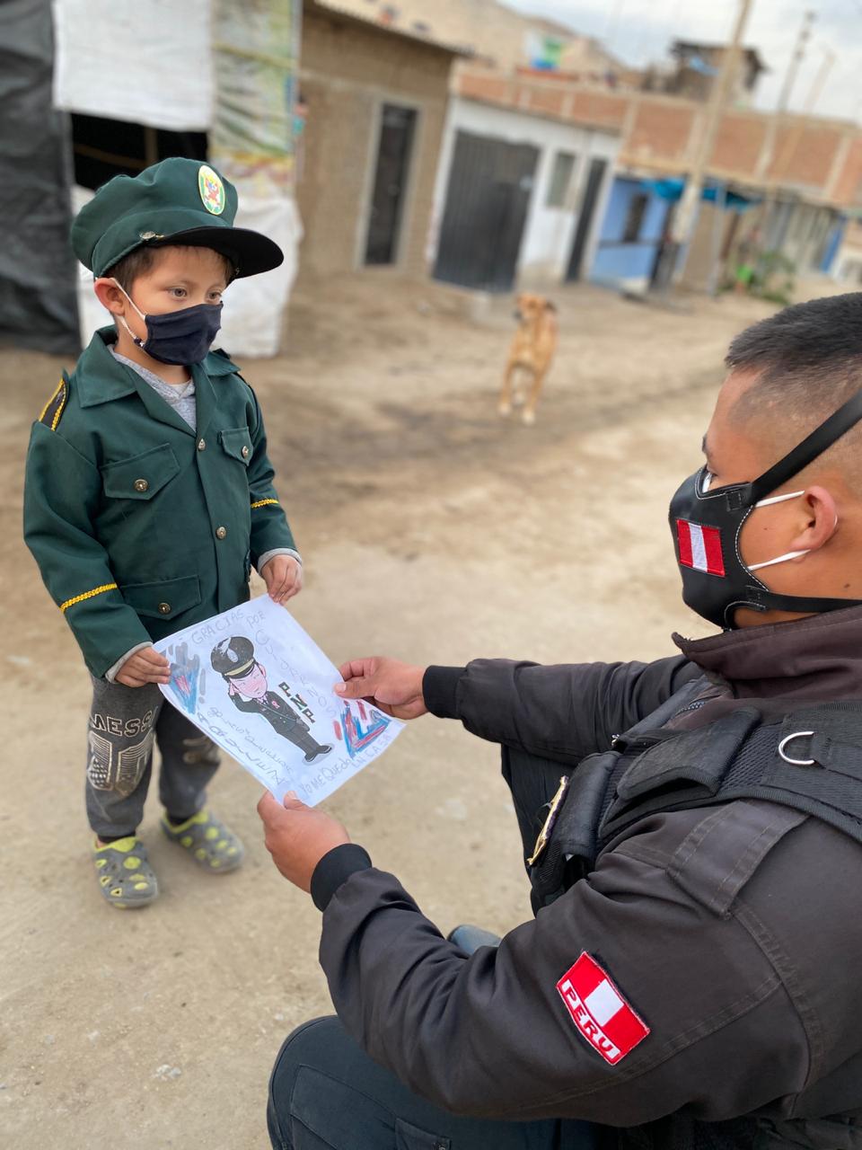 Pequeño entrega tierno dibujo a policía como agradecimiento por su labor