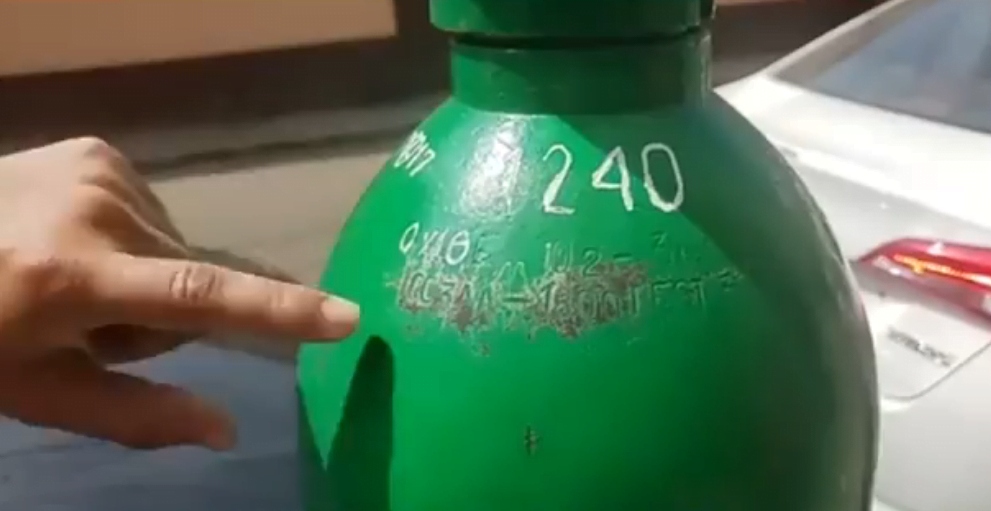 Estafan con oxígeno industrial a familiares de paciente covid-19