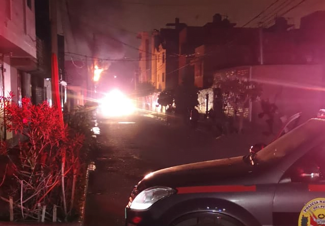 Poste de alumbrado público se incendia