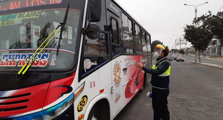 Multan a choferes de buses por dejar subir pasajeros sin protector facial