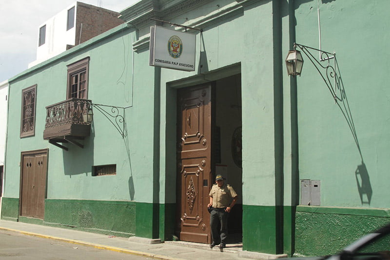 Evacúan a policías de comisaría de Jr. Ayacucho por posible derrumbe