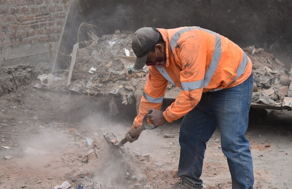 Hombre bota desmonte en vía pública y SEGAT lo pone a trabajar