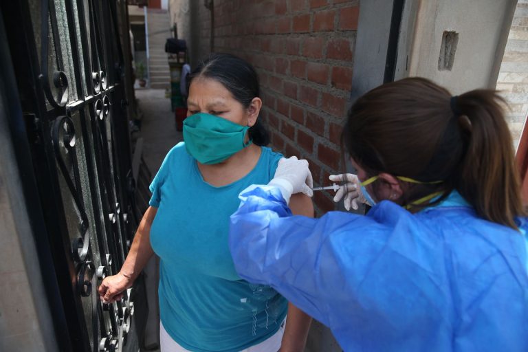Vacunarán contra la influenza y neumococo a adultos mayores en sus casas