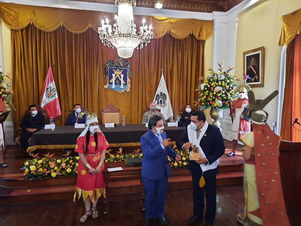 Alcalde de Moche entregó huaco erótico a nuevo alcalde de Trujillo