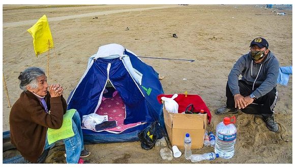 Familia desalojada vive en una carpa en playa de Huanchaco