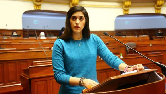 Ministra de Economía se queda en el cargo