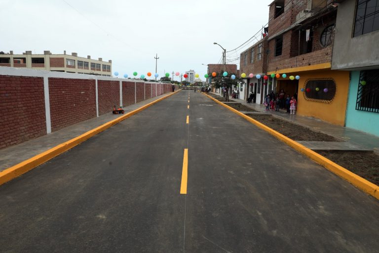 Luego de 40 años, rehabilitan 1700 mts2 de calle Camino Real en la Urb. Trupal