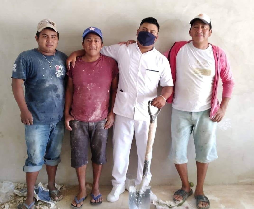 Albañil logra graduarse como enfermero y lo celebra con sus excompañeros