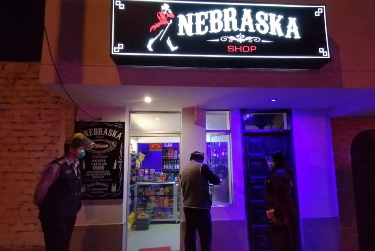 Intervienen locales de venta de alcohol y comida en horario restringido