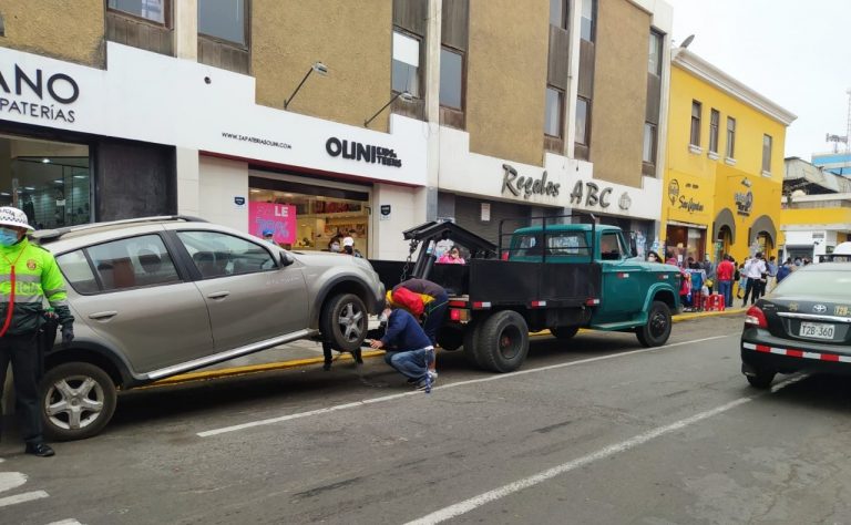 Llevan a más de 20 autos al depósito municipal por no respetar zonas rígidas