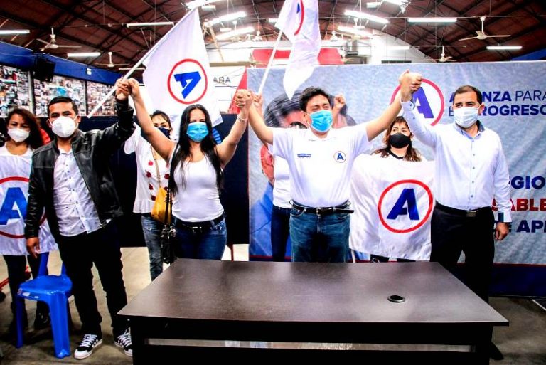 Sin respetar protocolos: Precandidato de APP celebró sin respetar normas