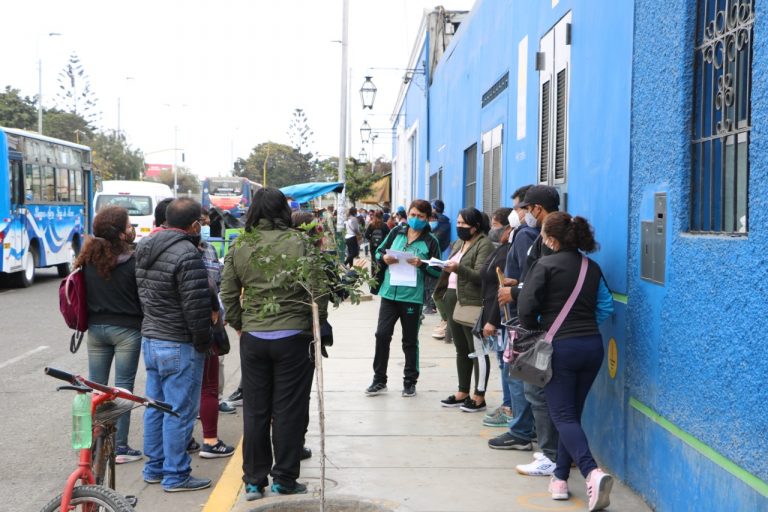 Constatan aglomeraciones y largas colas por quejas en exteriores de Hidrandina