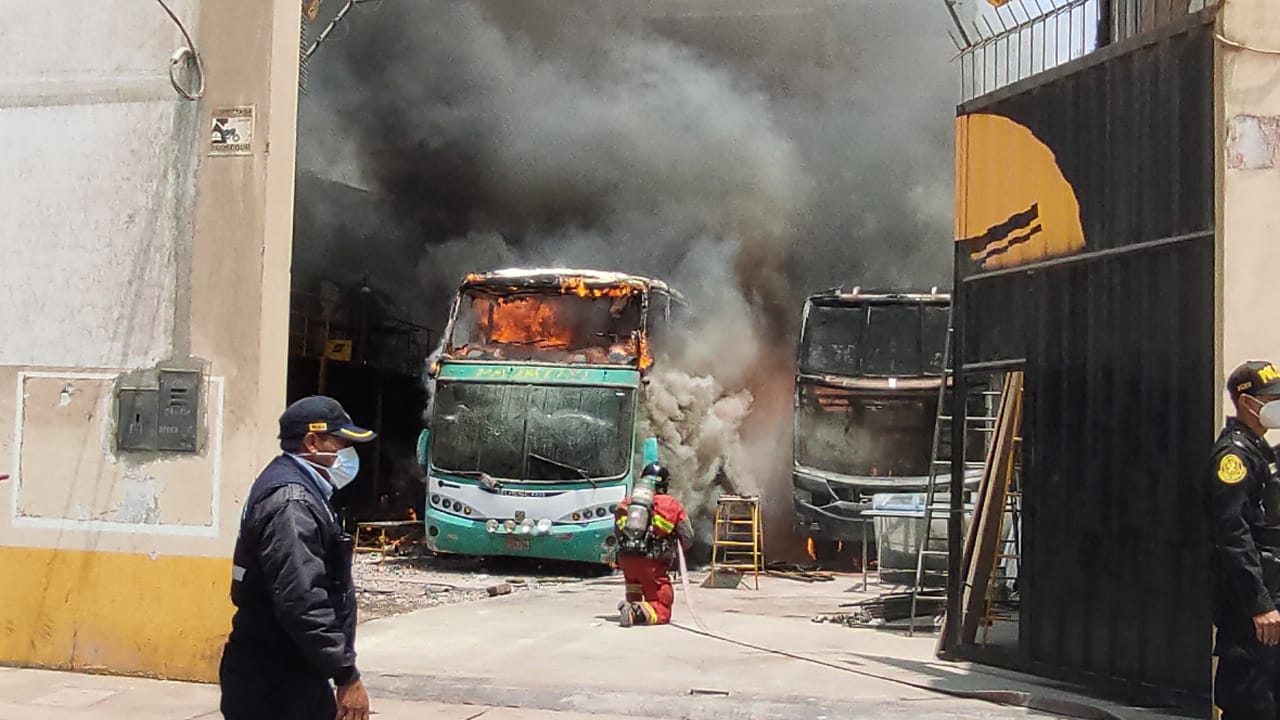 Dos buses arden en llamas en taller de la Urb. La Rinconada