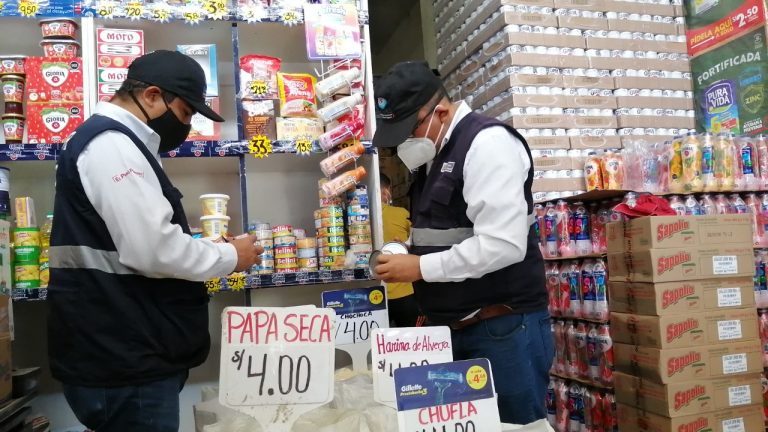 Incautan 1500 conservas adulteradas que se vendía cerca al ex-Mayorista