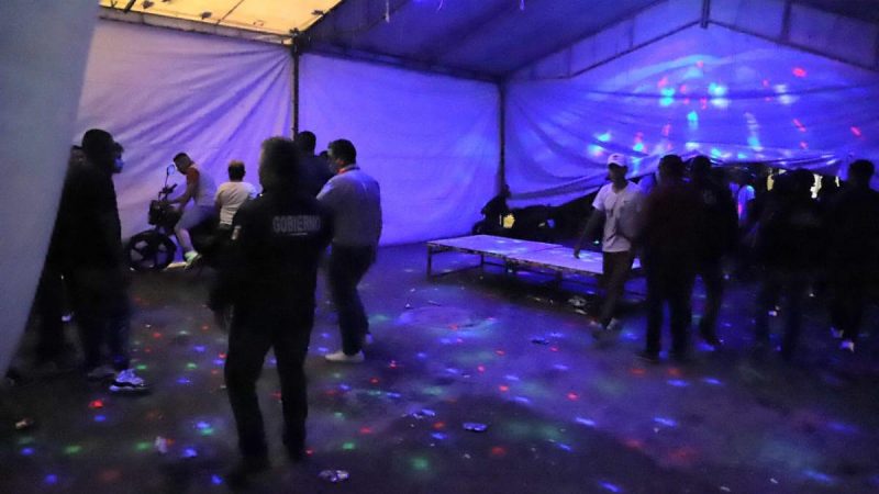 Detienen a más de 100 por participar en fiestas clandestinas