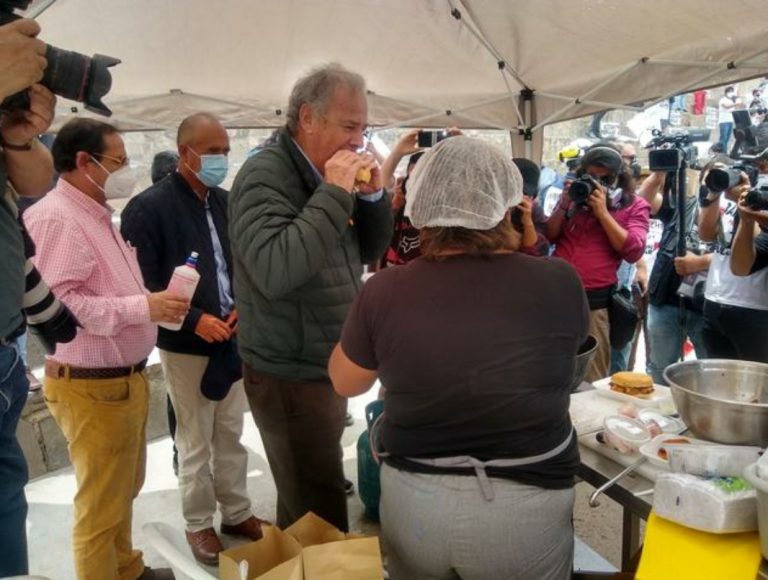 Alfredo Barnechea inició campaña comiendo pan con chicharrón