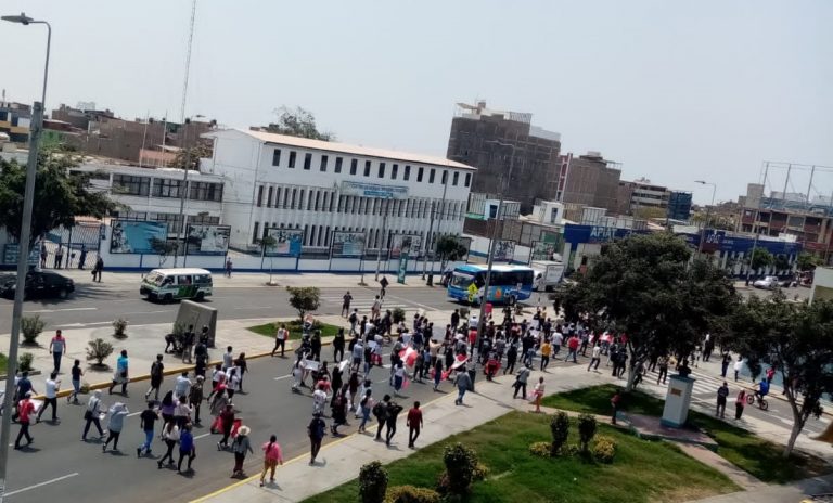 Trujillanos manifestantes en la plaza de Armas: “Acuña traidor, fuera APP”
