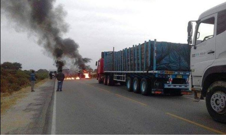 Paro de colectiveros: choferes booquean la carretera de la sierra de La Libertad