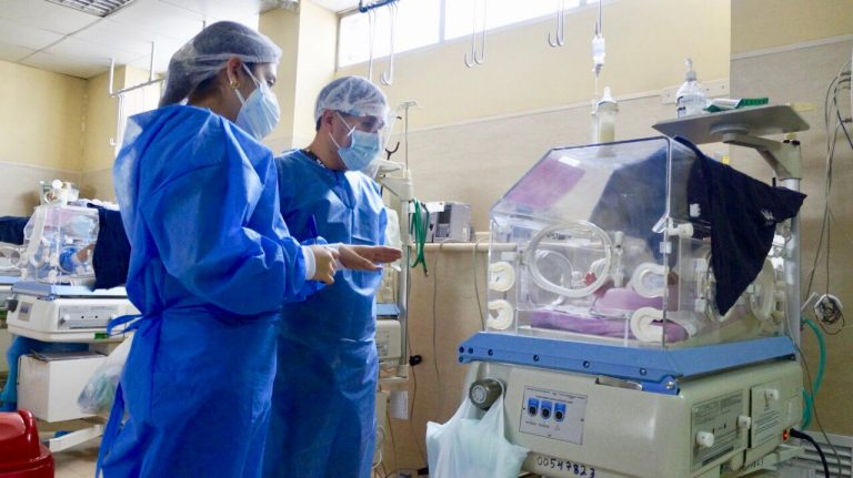 Médicos logran salvar a bebé tras cesárea a mujer con rara enfermedad sanguinea