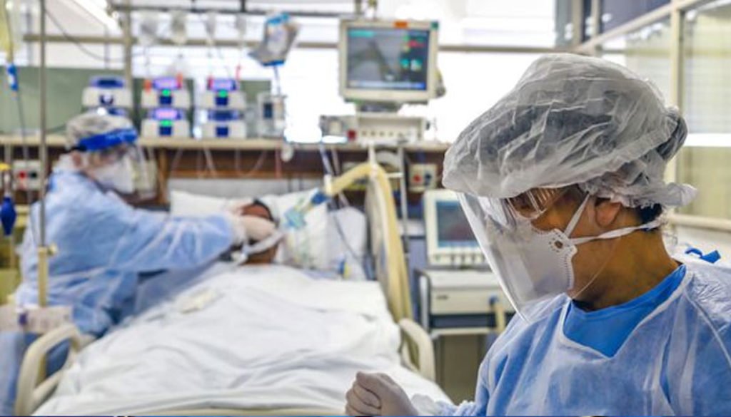 Covid-19: Región cerró el 2020 con un déficit de 162 médicos intensivistas