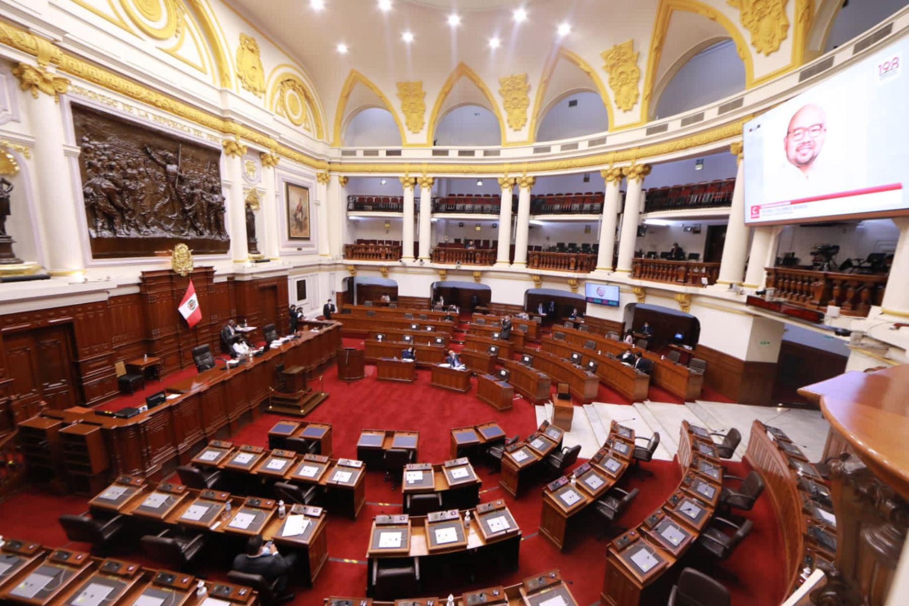 Legislador de Fuerza Popular pide que congresistas sean vacunados