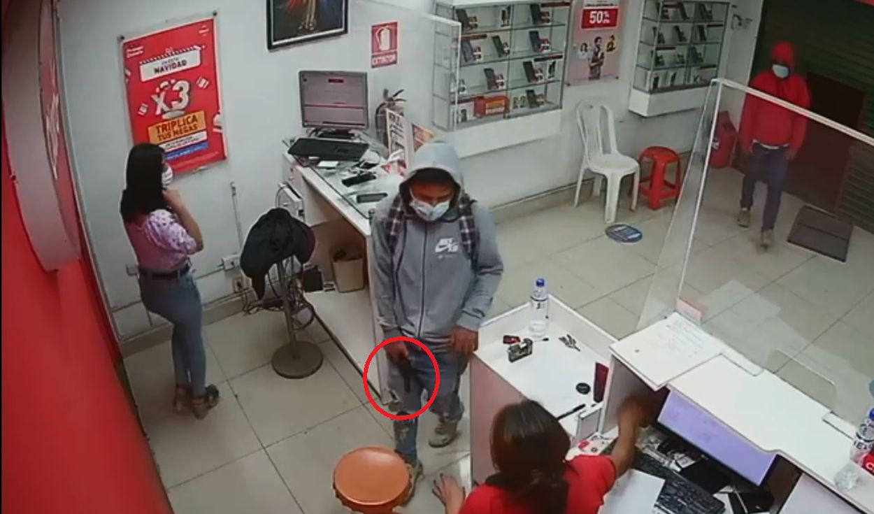 Dos delincuentes fueron captados infraganti asaltando tienda de celulares en La Libertad