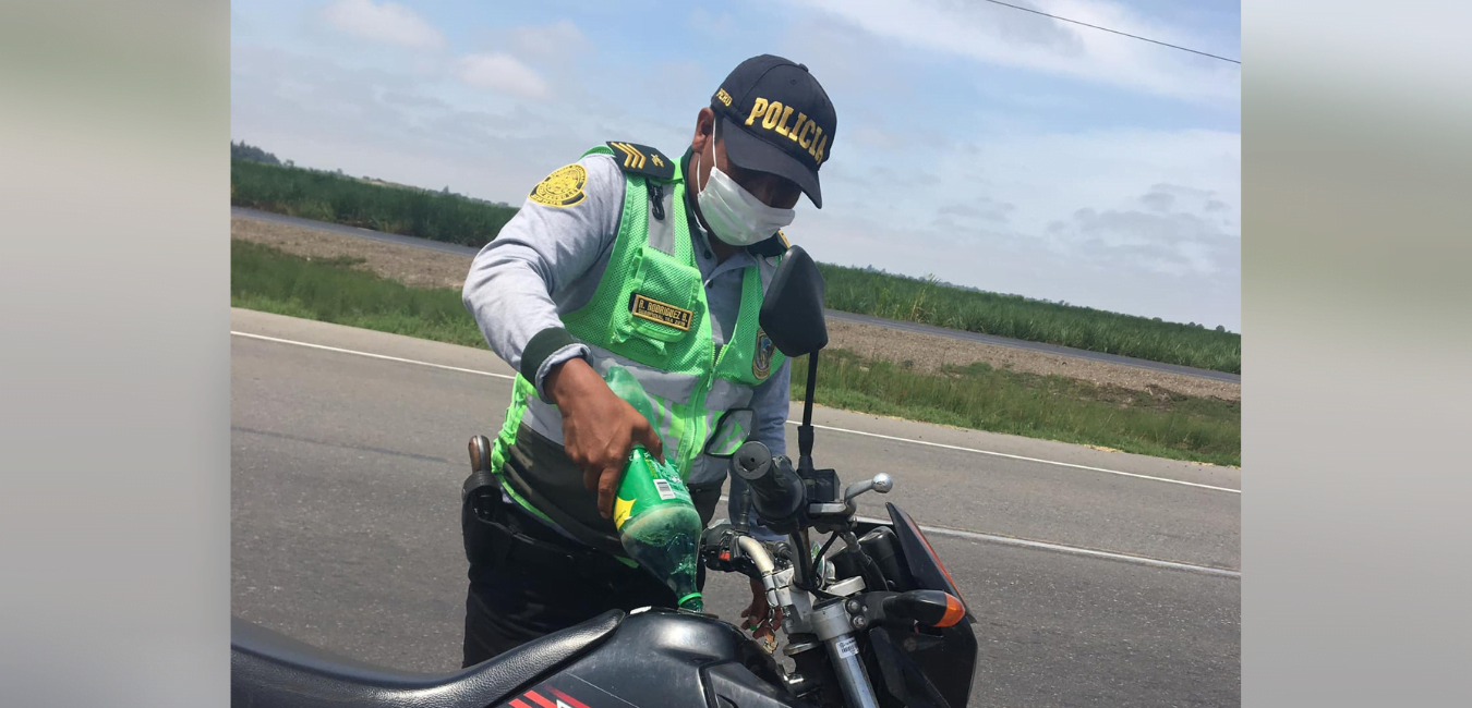 PNP regala gasolina a motociclista en Carretera Panamericana Norte