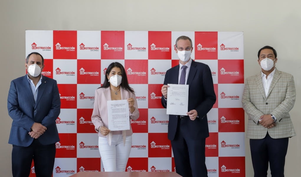 ARCC firma contrato para reconstruir y equipar 3 centros de salud en Piura