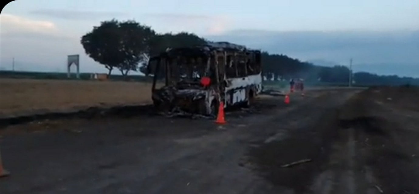 Chocope: sujetos asaltan y prenden fuego a ómnibus en la carretera