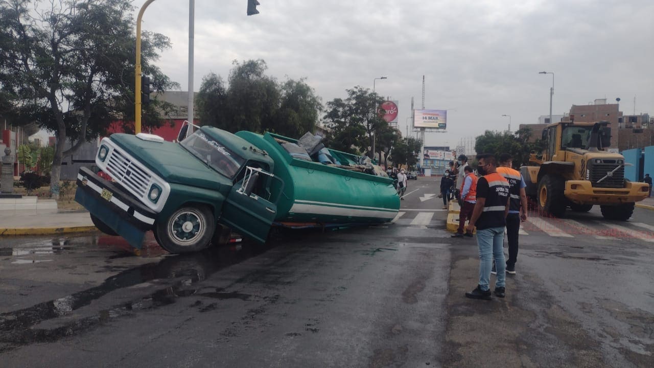 Trujillo: camión cisterna se hundió en AV. España