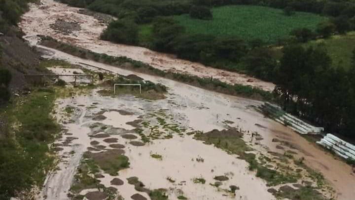 Pataz: campo de fútbol se inunda por desbordamiento del río Cajas
