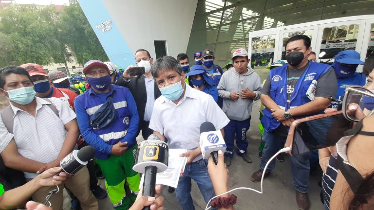 Obreros realizan plantón en los exteriores del Segat