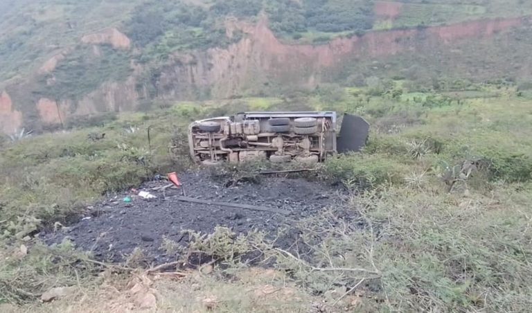 Camión de carga pierde control en carretera Liberteña