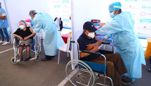 Ministro de Salud: Todos los adultos mayores recibiran su vacuna