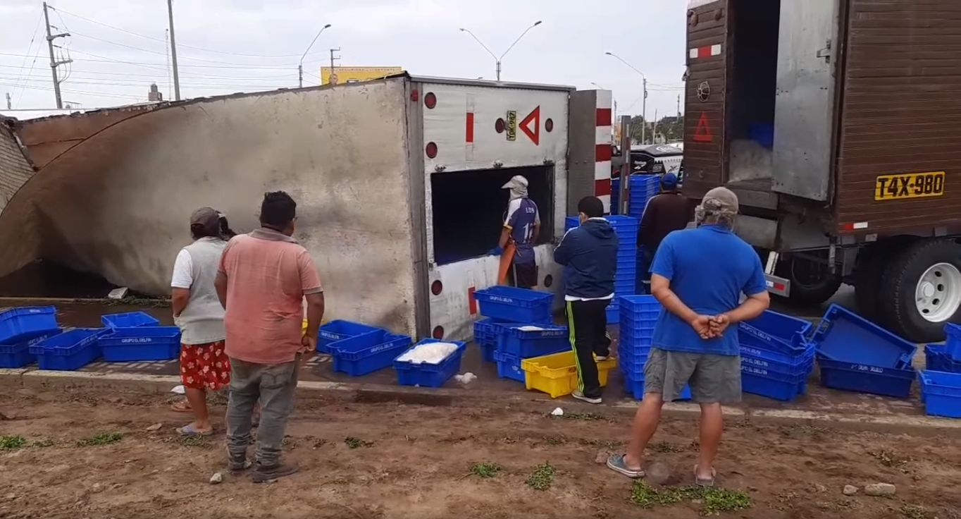 Trujillo: Camión frigorífico se volcó en Ov. Huanchaco