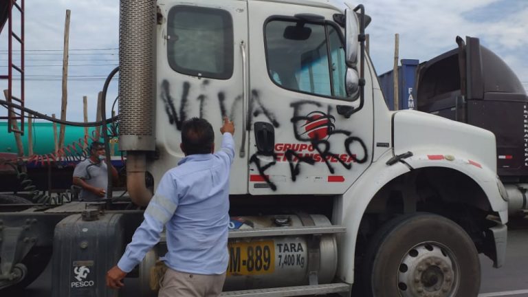 Paro de transportistas: manifestantes pinchan llanta de microbús en Salaverry