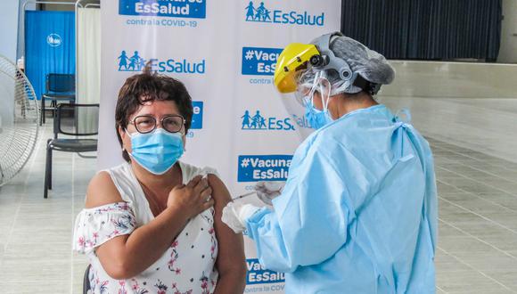 Adultos mayores sin seguro podrán afiliarse al SIS para ser vacunados