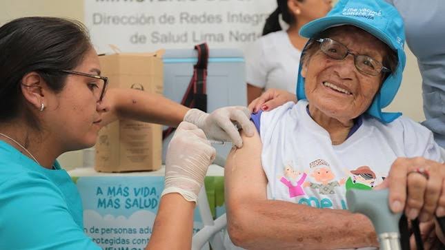 EsSalud: 1 700 000 adultos mayores asegurados serán vacunados