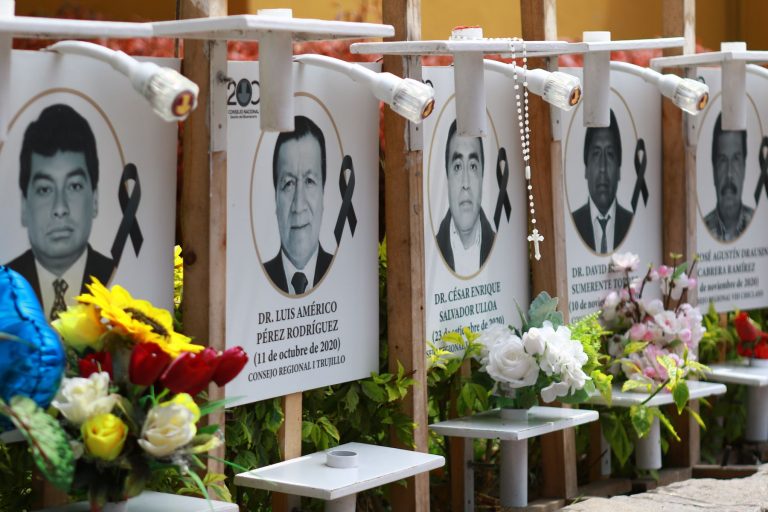 Covid-19: hospitalización y muertes de médicos a causa del covid-19 se registro tras segunda dosis de vacuna