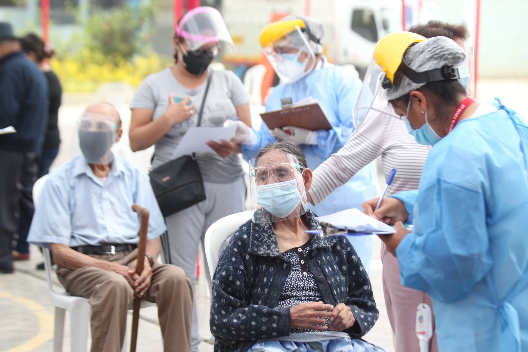 Minsa espera comenzar a vacunar a adultos mayores de 60 años en la primera semana de mayo
