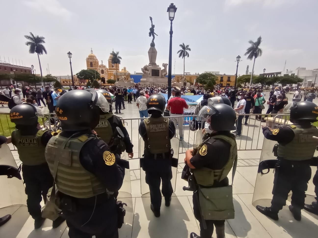 Trabajadores de seguridad ciudadana y la baja policía comenzaron protestas en plaza de armas de Trujillo