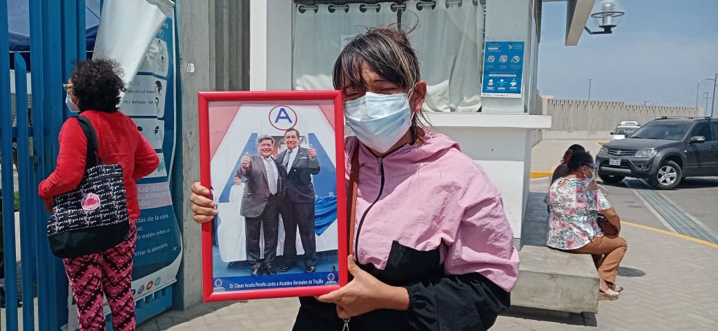 Trabajadora de Segat pide ayuda para su padre que lucha contra la COVID-19