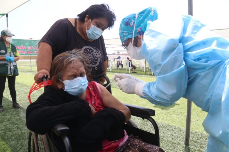 Colegio Médico cuestiona falta de plan comunitario contra la pandemia