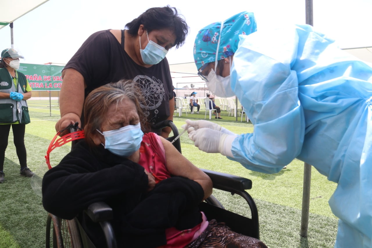 Colegio Médico cuestiona falta de plan comunitario contra la pandemia